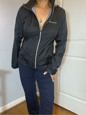 Columbia  Black Women's Hooded Full Zip
Windbreaker Rain Jacket!
